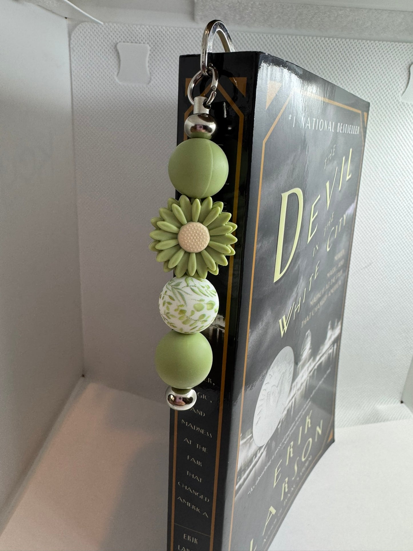 Green Daisy Bookmark, Reading Accessory, Beaded Metal Bookmark