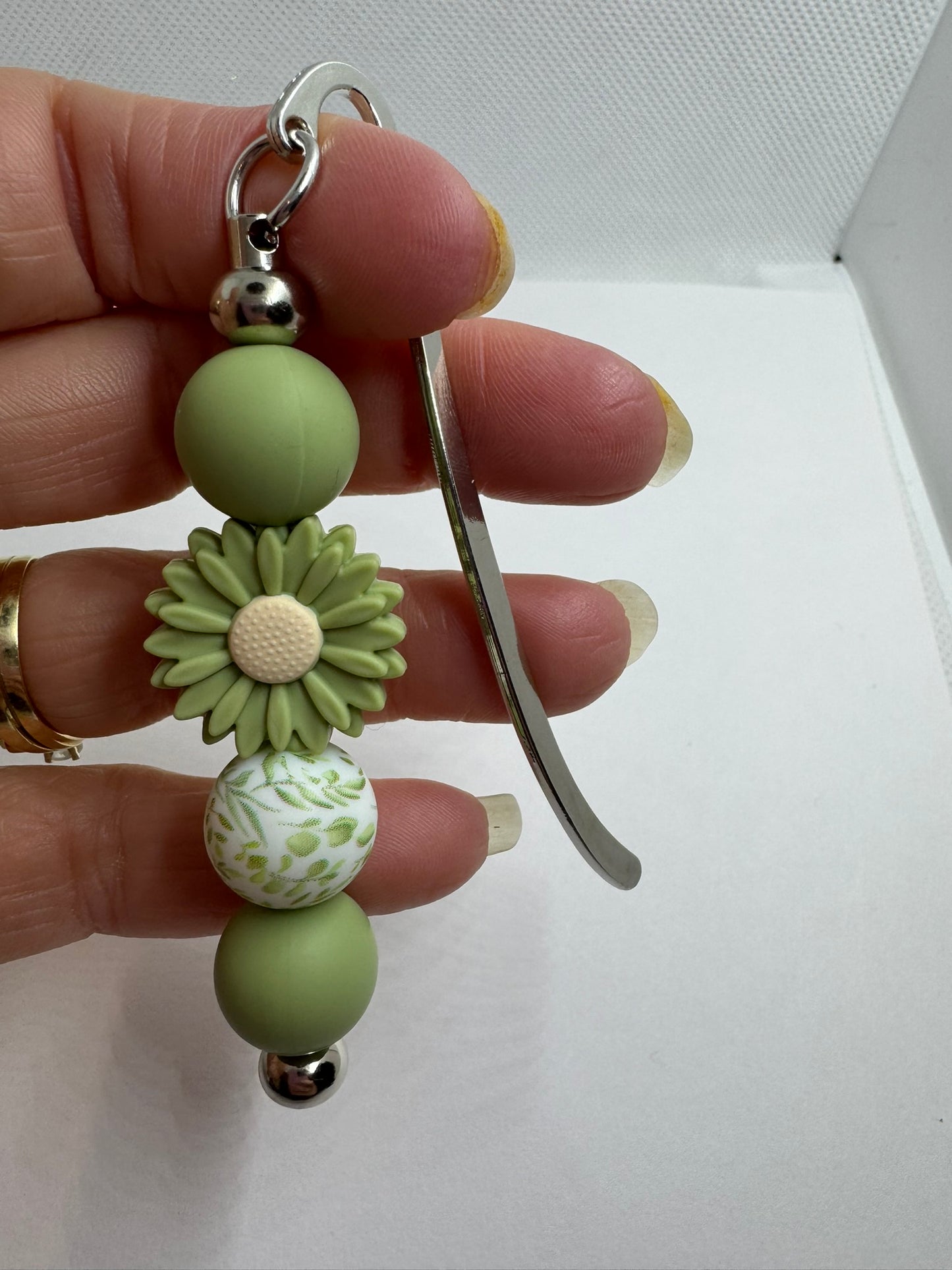 Green Daisy Bookmark, Reading Accessory, Beaded Metal Bookmark